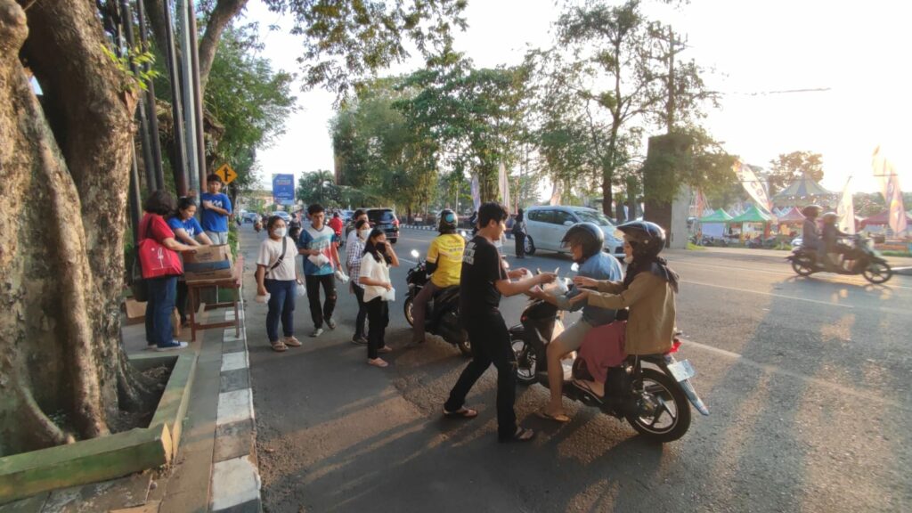 OMK Wilayah Yohanes Bagi-bagi Takjil